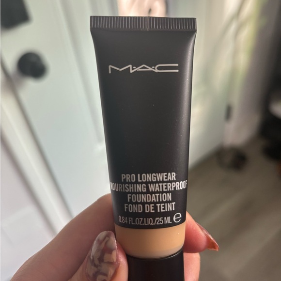 MAC Cosmetics Pro Longwear Nourishing Waterproof Foundation - Tan - Picture 1 of 4